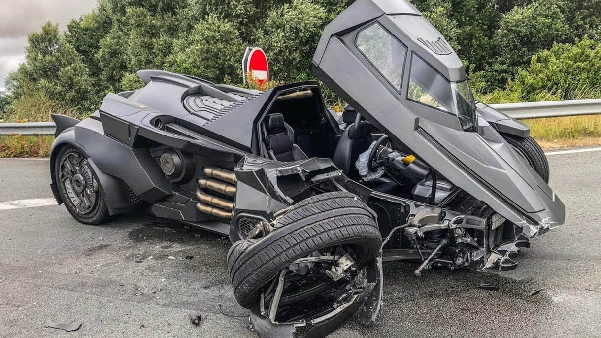 Csúnyán összetörték szegény Batmobile-t egy francia autópályán