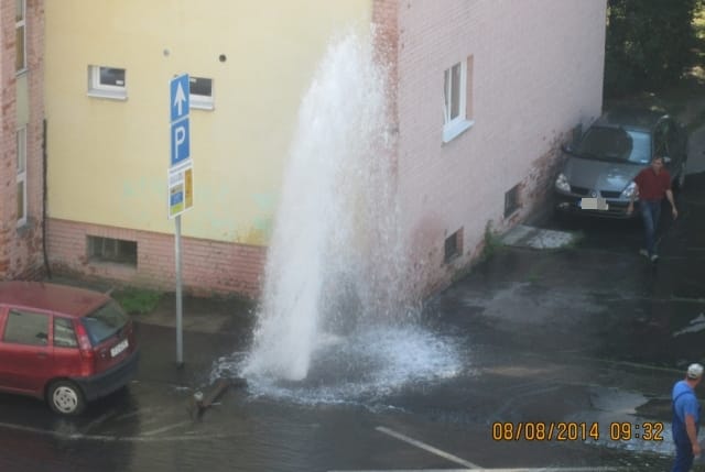 Fotó: Spontán szökőkút tört elő az aszfaltból Győrben