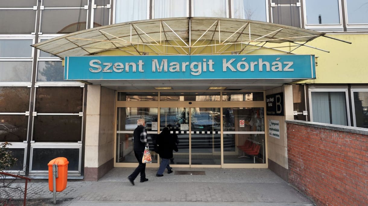 Azt az orvost küldték el a Margit Kórházból, aki a sziámi ikrek szétválasztásánál fontos szerepet játszott