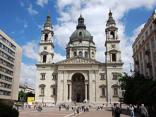 Német turisták szorultak a Szent István-bazilika liftjébe
