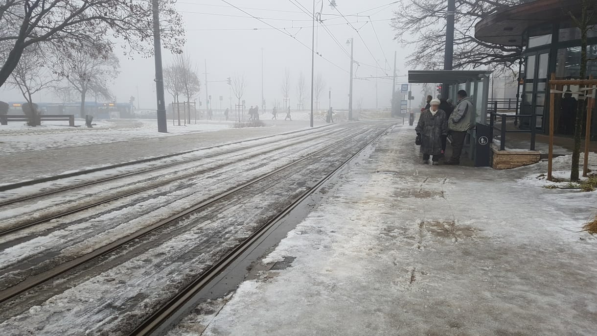 Odacsapott a BKV a jeges járdák miatt