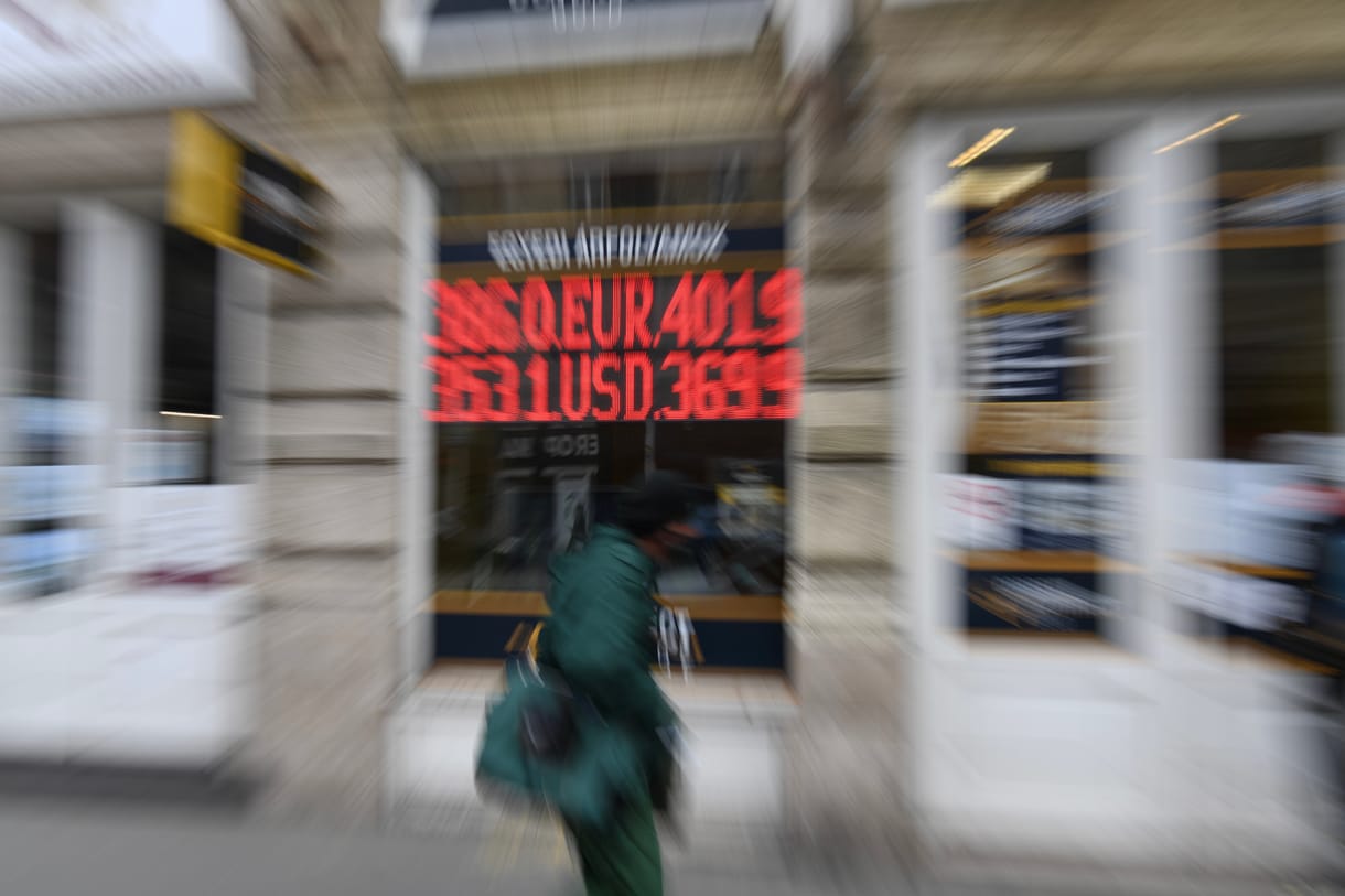 Nem tért észhez a forint csütörtökre, sőt tovább gyengült
