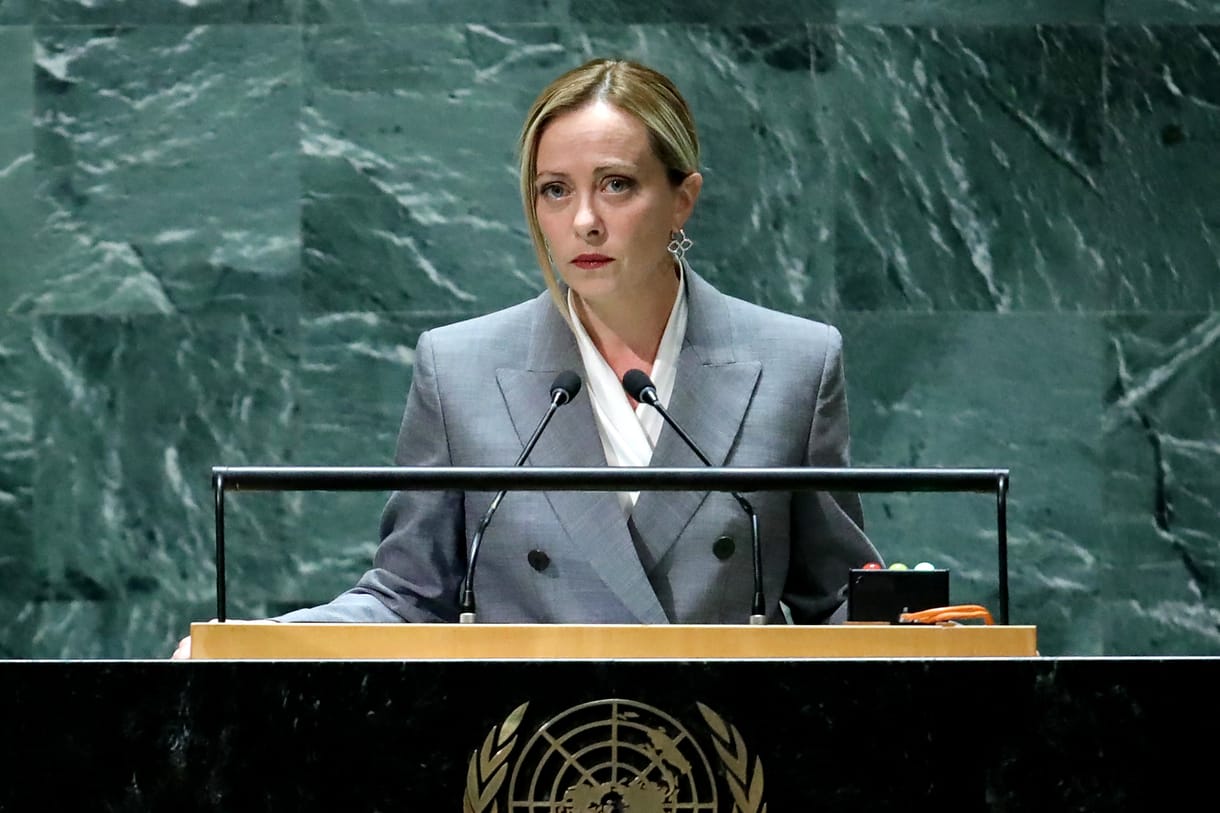 Neue Zürcher Zeitung: Giorgia Meloni a polgári jobbközépre terelné pártját, de ennek van némi akadálya