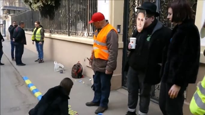 Kihívták a rendőrséget a Kutyapárt aktivistáira, mert az ukrán zászló színeit festették fel a debreceni orosz konzulátus elé