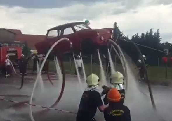 Lebegő Trabantot építettek a német tűzoltók – videó