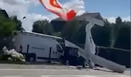 Meghibásodott a repülője, ejtőernyővel tette le a gépet a városban a pilóta (videó)