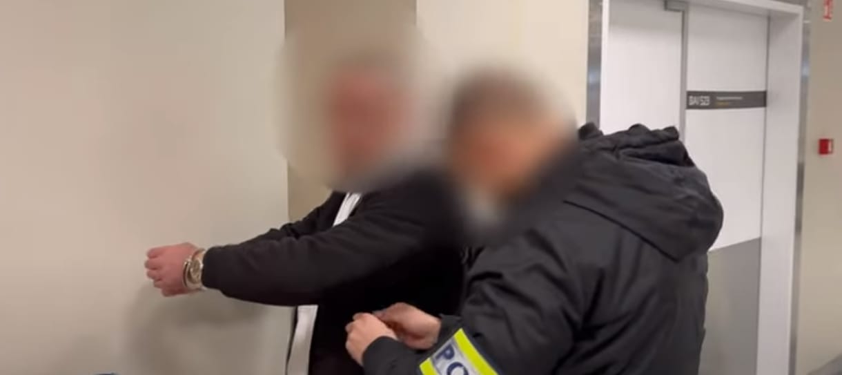 Pénzkötegekkel a zsebében fogták el a nőket prostitúcióra kényszerítő férfit Ferihegyen – videó
