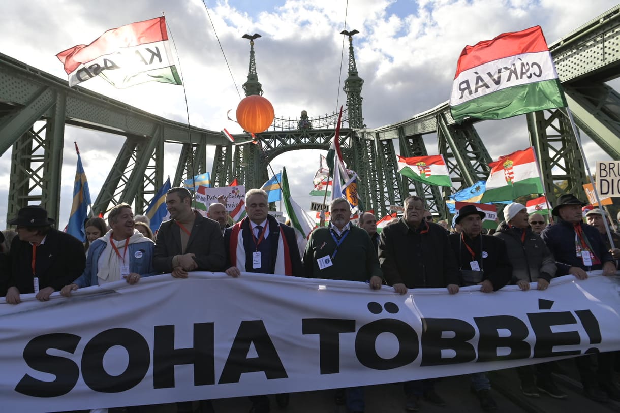 Ákos-dallal és Soha többé!-feliratú molinóval indult el a Békemenet - videó