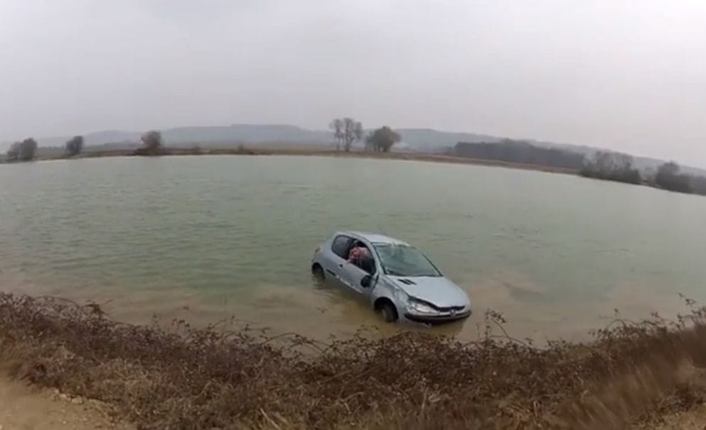 Ilyen belülről, amikor autóval borulnak a folyóba – videó