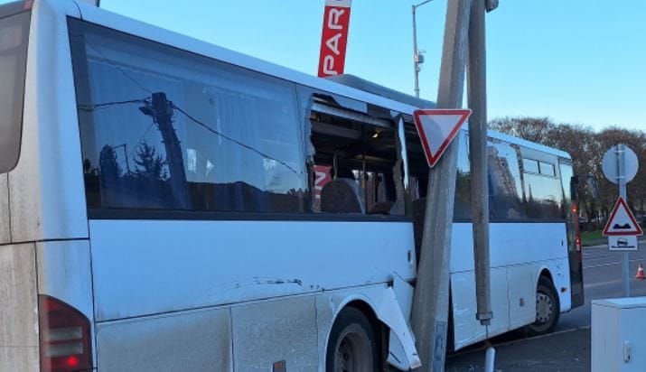 Elkötött egy buszt egy gyerek Szolnokon, majd kettétört vele egy villanypóznát