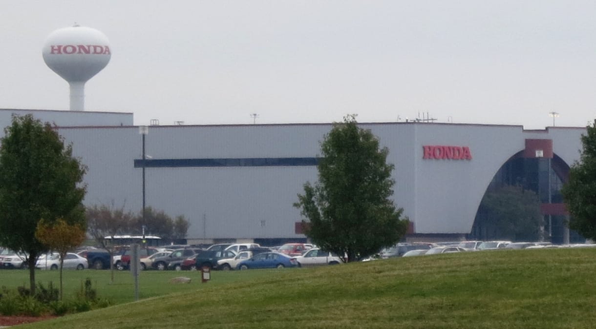 Berendelték egy Honda gyár irodai munkásait autót gyártani