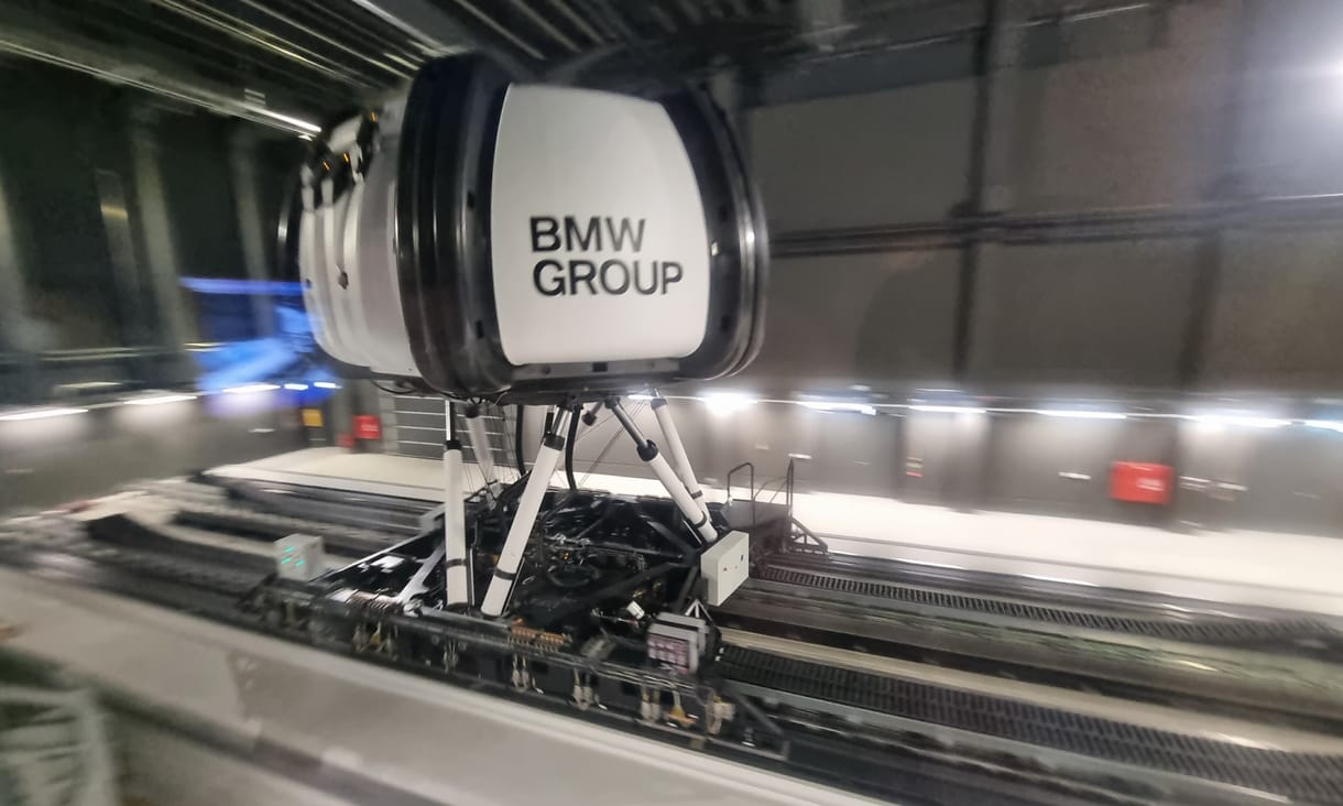 Amikor 83 tonna nekilódul: megnéztük a BMW legmodernebb gigantikus szimulátorát – videó
