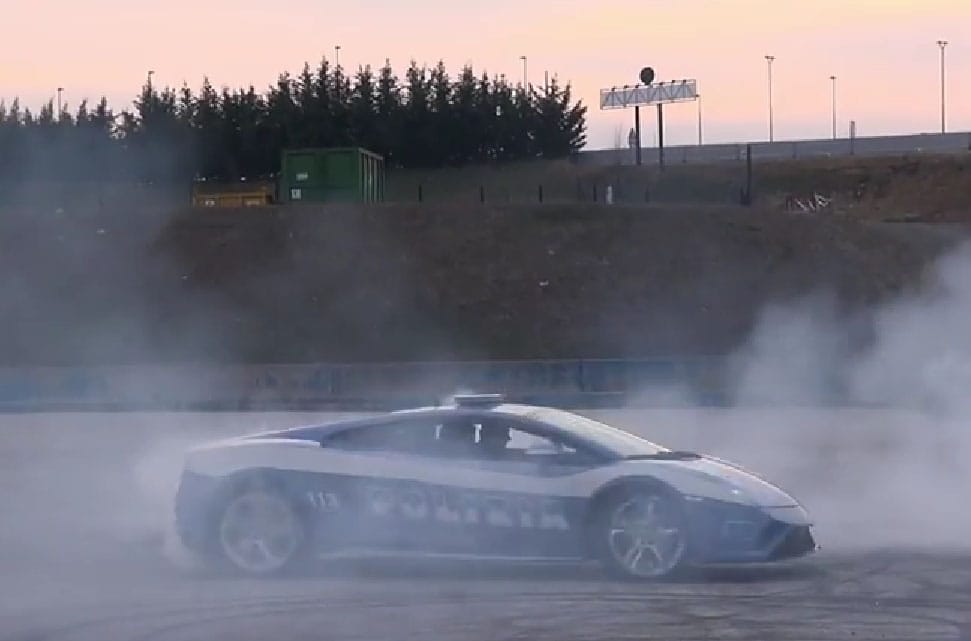Mit művel a rendőr, aki Lamborghini Gallardót kap a kezei közé?