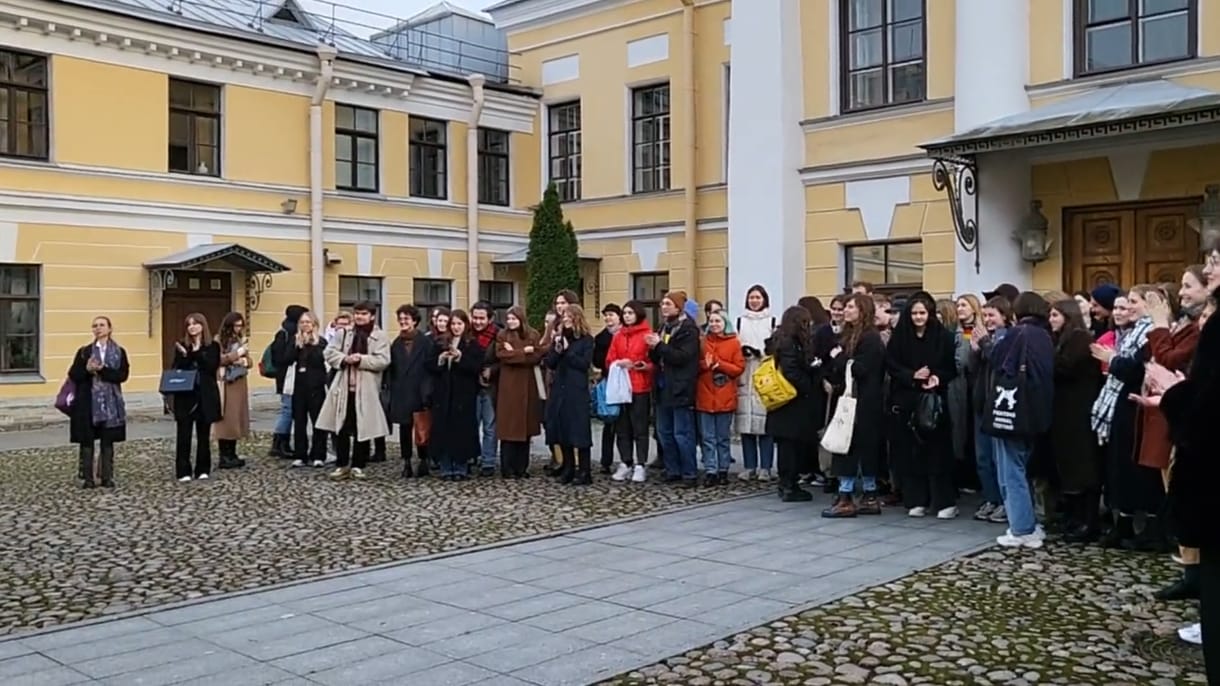 Hatalmas tapsot kapott a háborúellenessége miatt kirúgott szentpétervári tanár volt diákjaitól