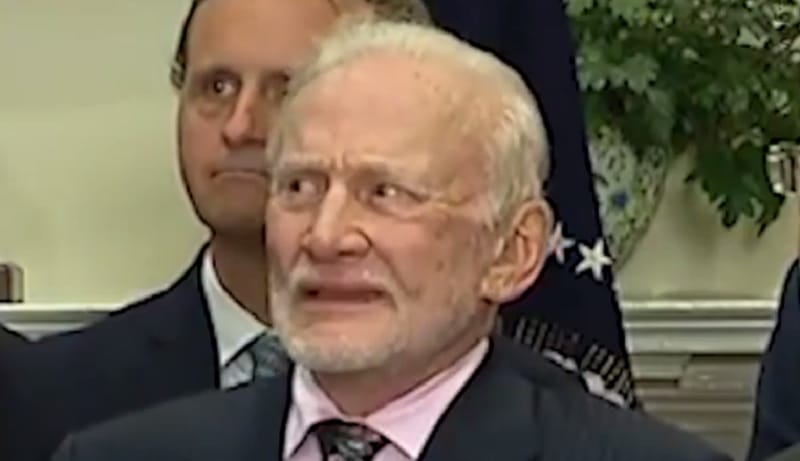 Buzz Aldrin előtt egyszer kérdőjelezték meg a holdraszállást, simán le is ütötte a kételkedőt