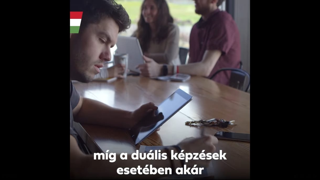 Miután írtunk róla, piros-fehér-zöld karkötős fiatalra cserélték Vlagyimirt a kormány propagandavideójában