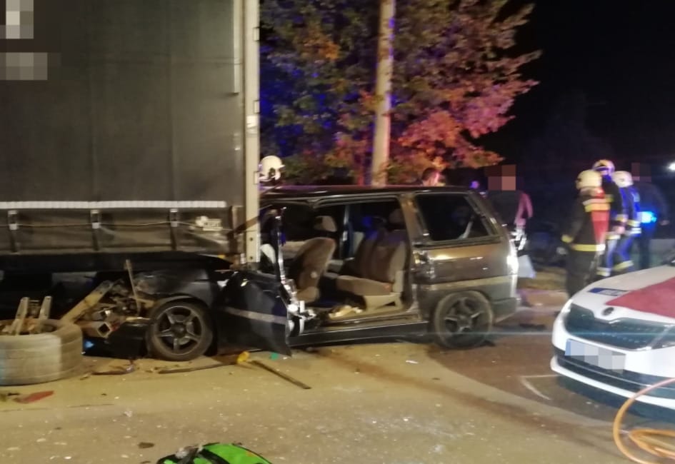 Rendőrautóval és kamionnal ütközött egy embercsempész