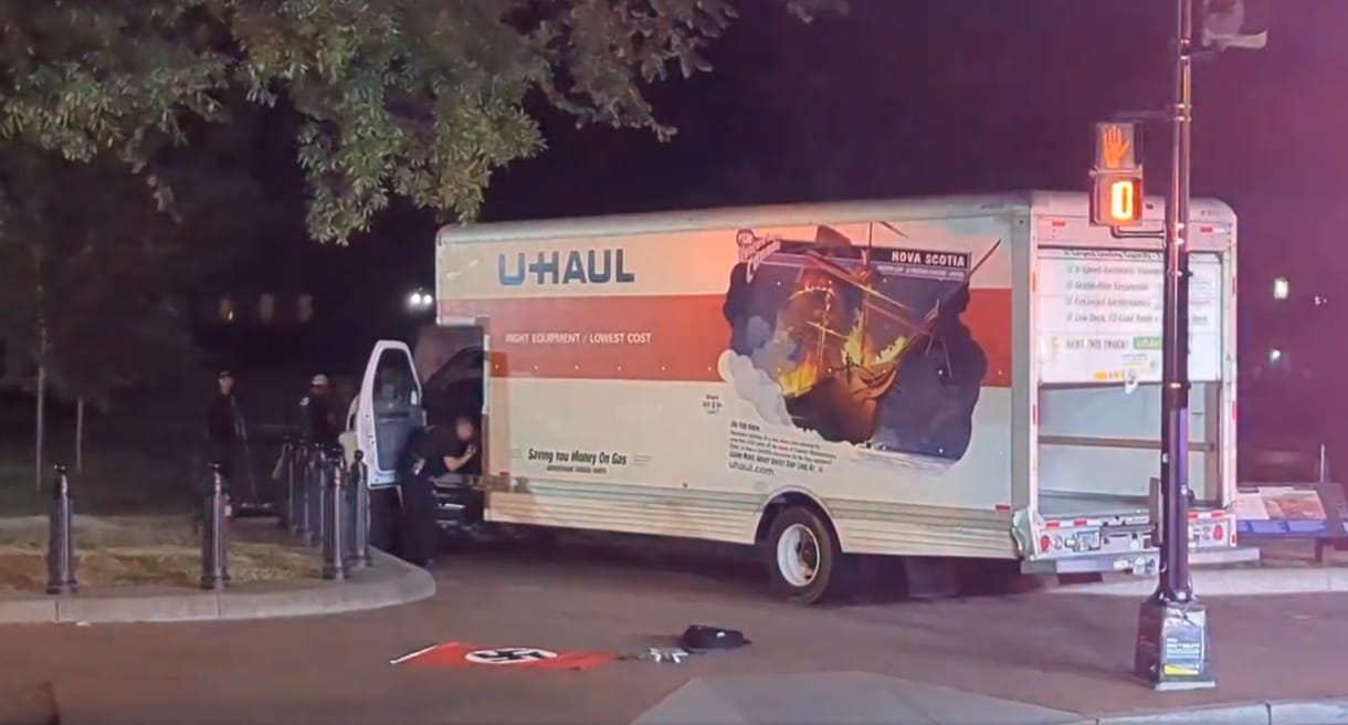Teherautóval próbálták meg áttörni a Fehér Ház biztonsági kordonját – videó