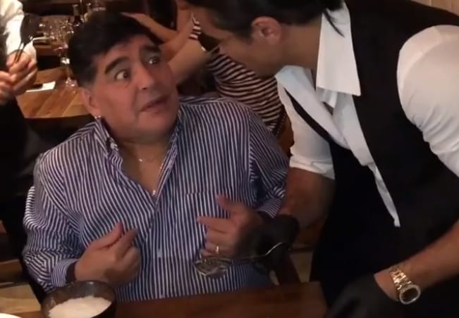 Elolvadtunk attól, ahogy Maradona megsózta a húst – videó