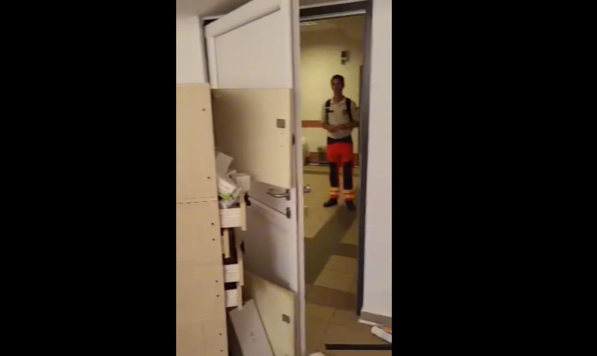 Betört az ügyeletre és szétverte az orvosi rendelőt egy bedrogozott férfi Kazincbarcikán – videó