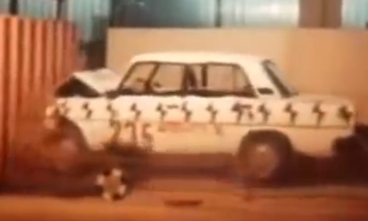 Biztos halál: ilyen egy kocka Lada töréstesztje - videó