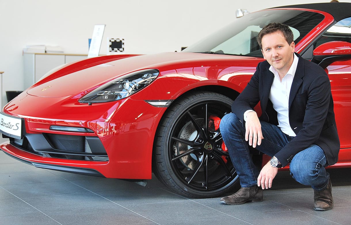 Miért van kipufogó egy elektromos Porschén? – Interjú Varga Péterrel, a Porsche vezető dizájnerével