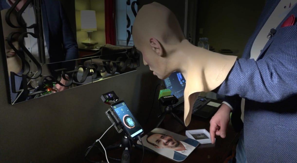 Felejtse el az átverhető arcazonosítást, ez jön a mobilokba utána – videó