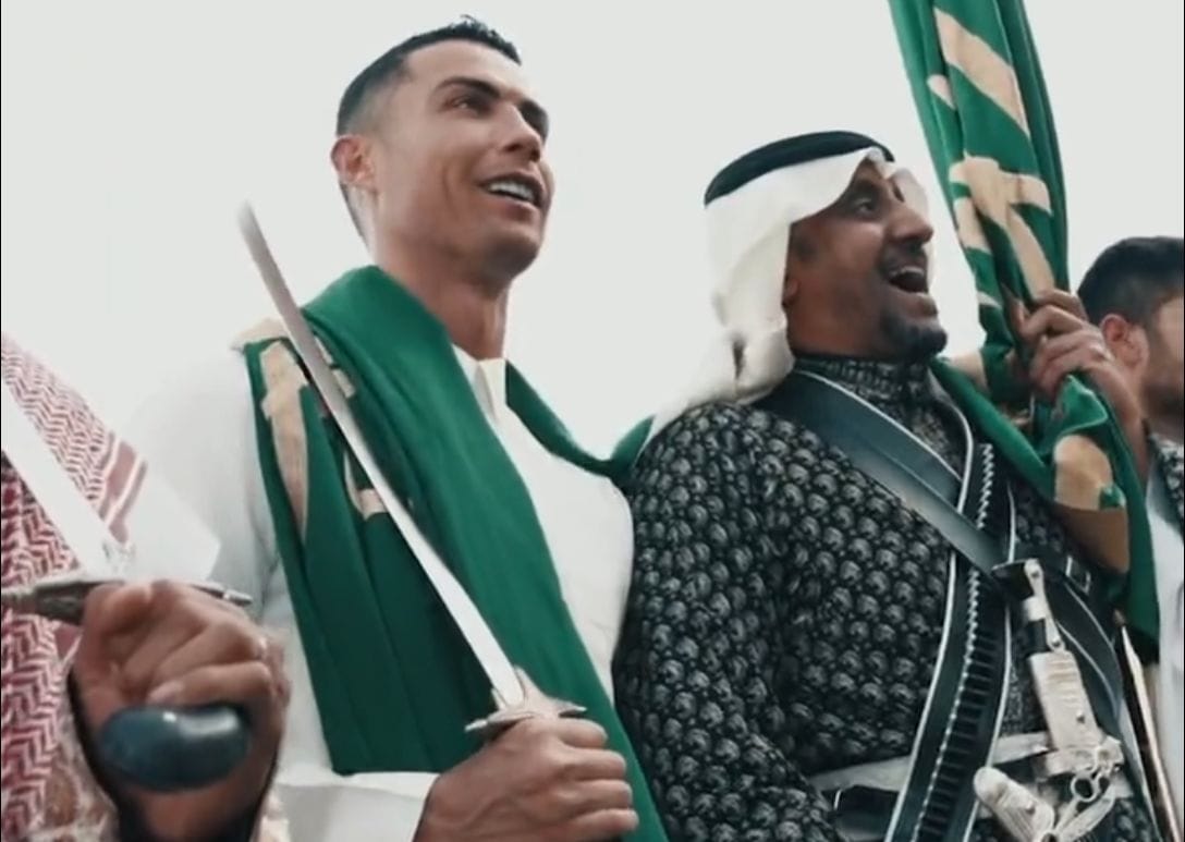 Videón a hagyományos szaúdi viseletbe öltözött, kardtáncoló Ronaldo