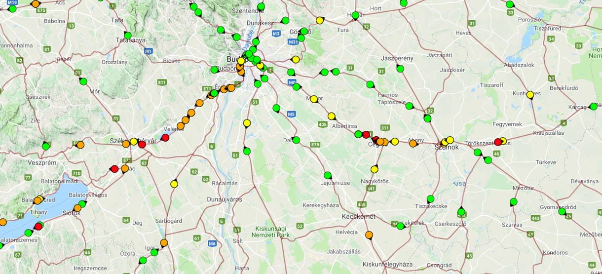 Az ország két igen forgalmas vonalán is órákat késnek a vonatok