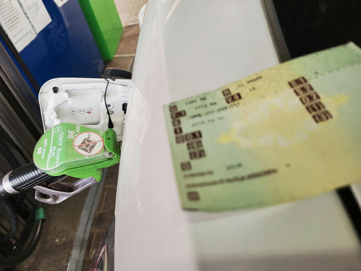 „Legyen öt liter a limit, vagy csak dunsztos üvegbe lehessen tankolni?” – nem bírják tovább az újabb mennyiségi korlátozást a kis kutak