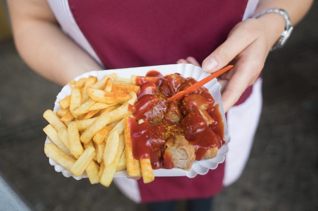 Gerhard Schrödert kiborította, hogy eltűnik a currywurst az egyik német autógyár menzájáról