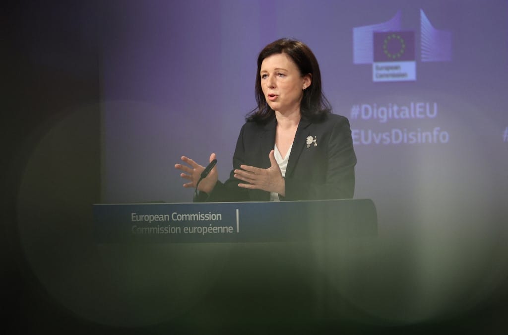 Vera Jourová: Oroszország szélsőjobboldali csoportokat pénzel világszerte