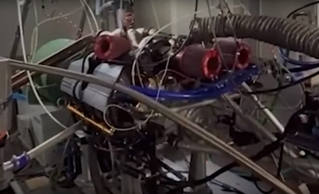 Az olaszok nem viccelnek: brutál erős 4 turbós V12 készül – videó
