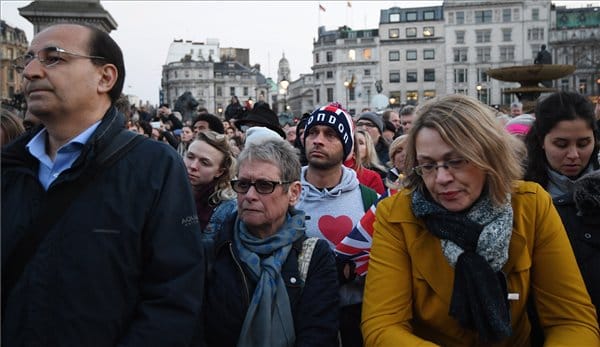 Ezrek emlékeztek Londonban a szerdai terrortámadás áldozataira