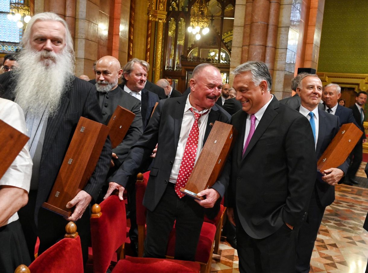 Orbán Viktor szelfizett egyet a legrockerebb Kossuth-díjassal