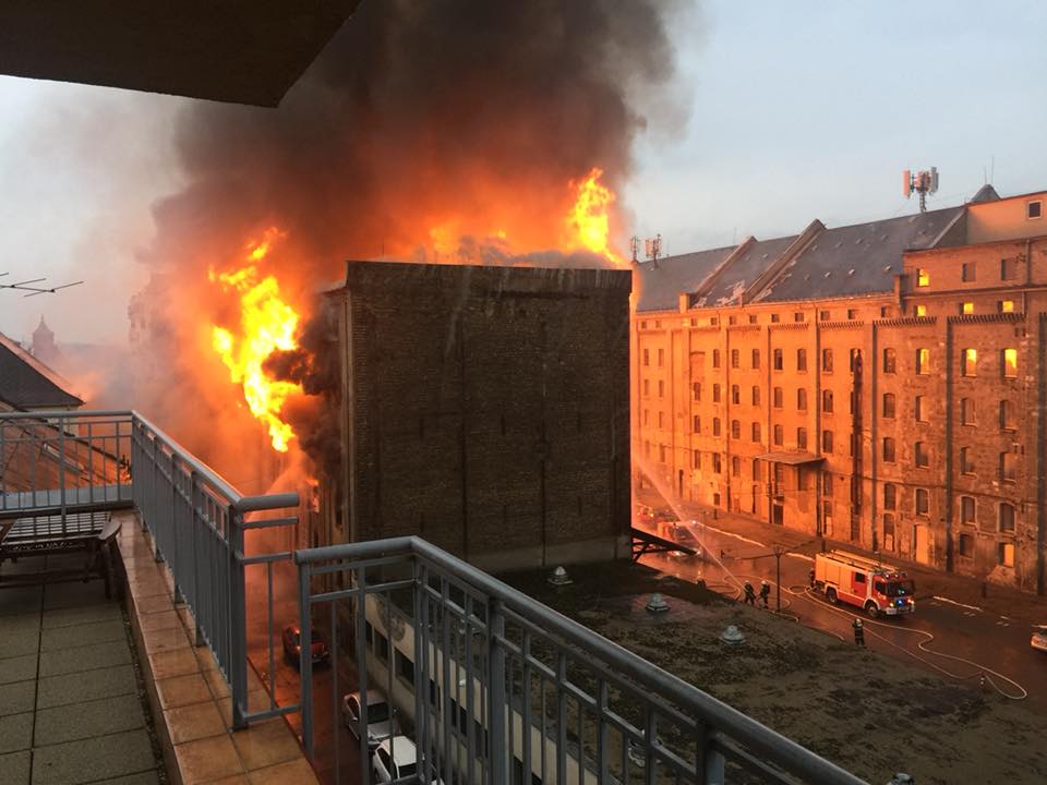 Negyvenöt tűzoltó oltja a Soroksári úti raktártüzet – fotó