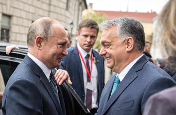 Parászka Boróka: Orbán mintha egy diktátorellátóból vásárolná az eszközeit