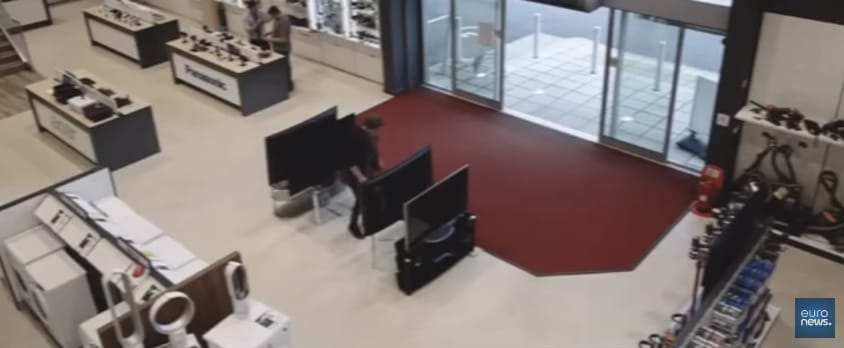Két mozdulattal milliós kárt okozott a boltban a béna vevő - videó