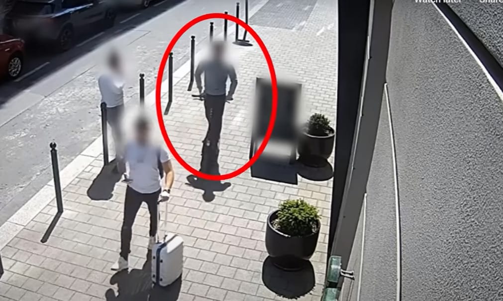 Kis híján végzett a rolleres egy gyalogossal, aki rászólt, hogy ne hajtson a járdán