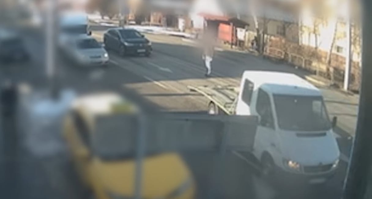 Gázspray-zés és büntetőtolatás lett egy vitatott előzésből Vecsésen – videó