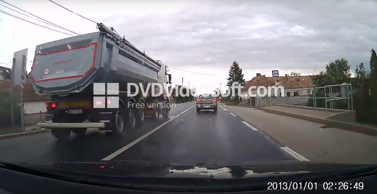 Úgy előzött a teherautó a 8-as főúton, hogy ott kérdés nem maradt – videó