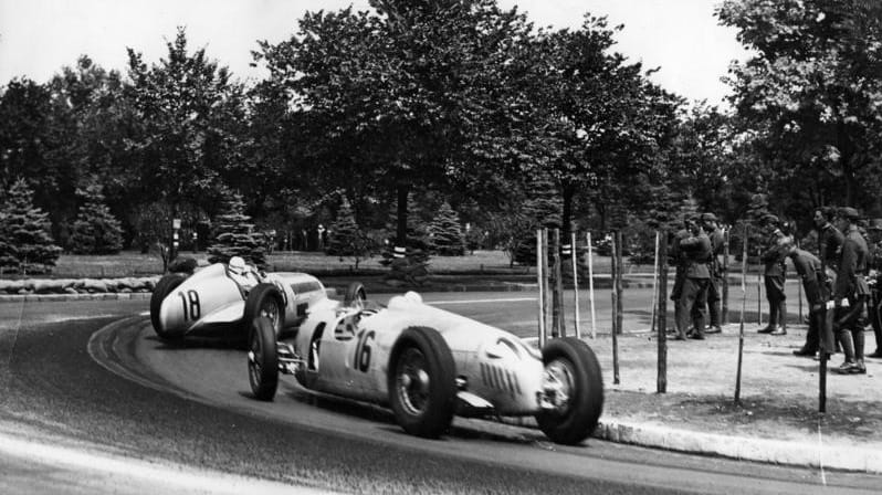 Ferrari és Mercedes a Népligetben, az első Magyar Nagydíj története - videó