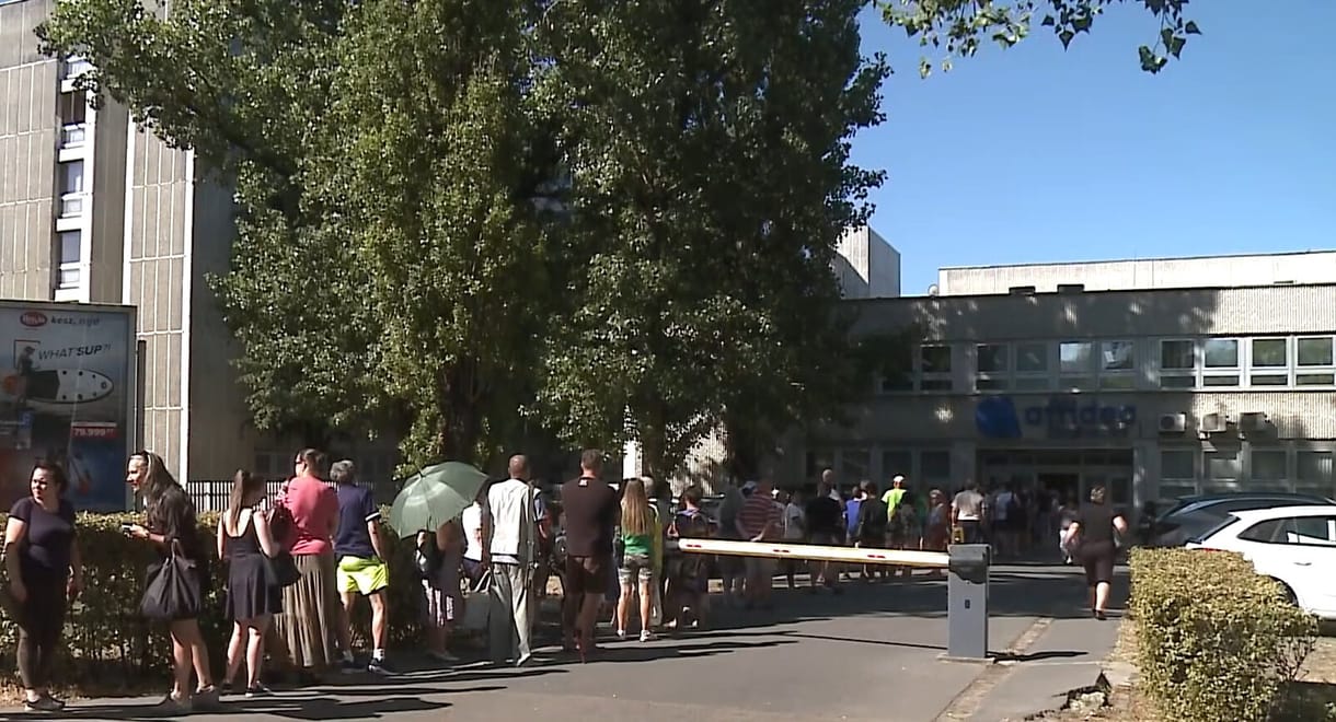Órákon át álltak az emberek a tűző napon a győri kórház előtt, hogy időpontot kapjanak röntgenre, vagy MR-re