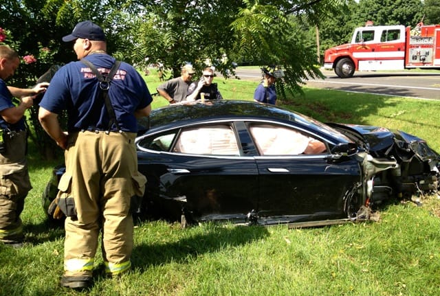 Részeg nő zúzott le egy Tesla Model S-t - fotók