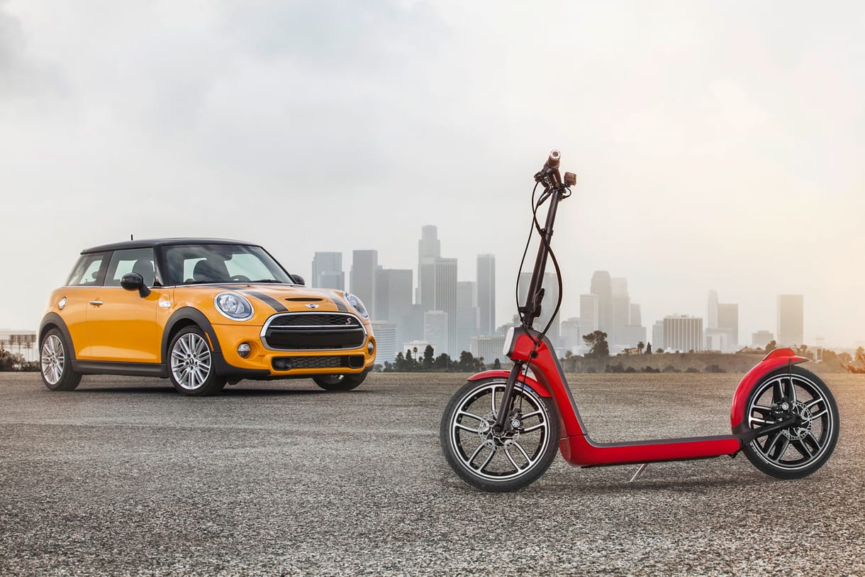 Ez lehet egy MINI legjobb extrája – egy elektromos roller