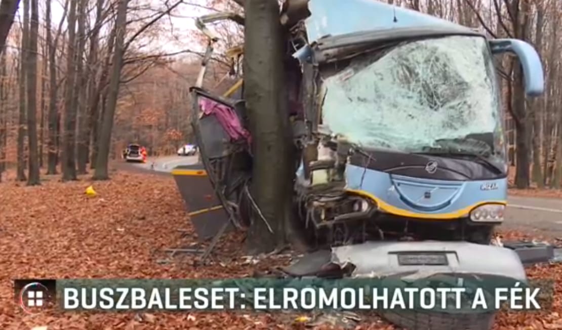Pár másodperc alatt kellett döntenie a busz sofőrjének, amely fának csapódott a Mátrában