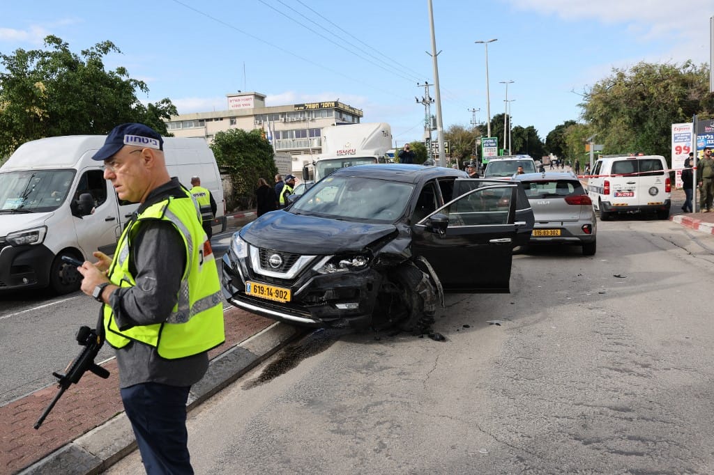 Többen megsérültek egy Tel-Avivhoz közeli városban történt autós terrortámadásban