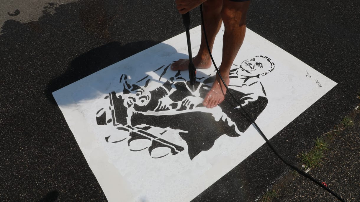 Inverz orbános grafitikkel támad a Kutyapárt