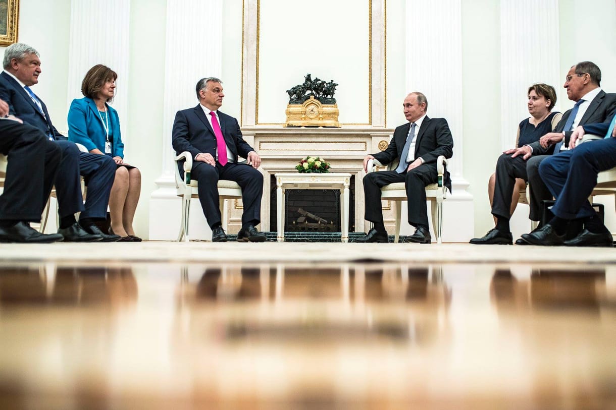 Orbán Moszkvában: béketeremtés vagy trollkodás lehet a vizit?