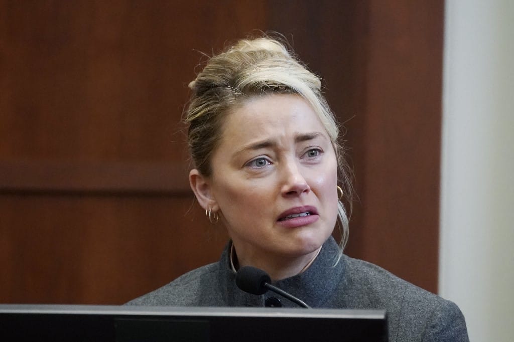 Johnny Depp a hajánál fogva rángatta, és telefont vágott a felesége arcába – Amber Heard újabb vallomást tett